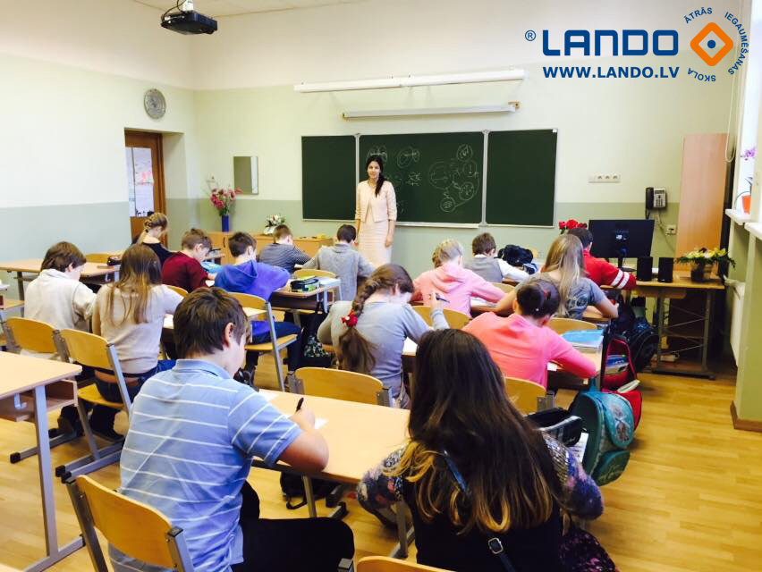 Irina Lando vada bezmaksas nodarbības skolēniem, lai palīdzētu viņiem vieglāk mācīties